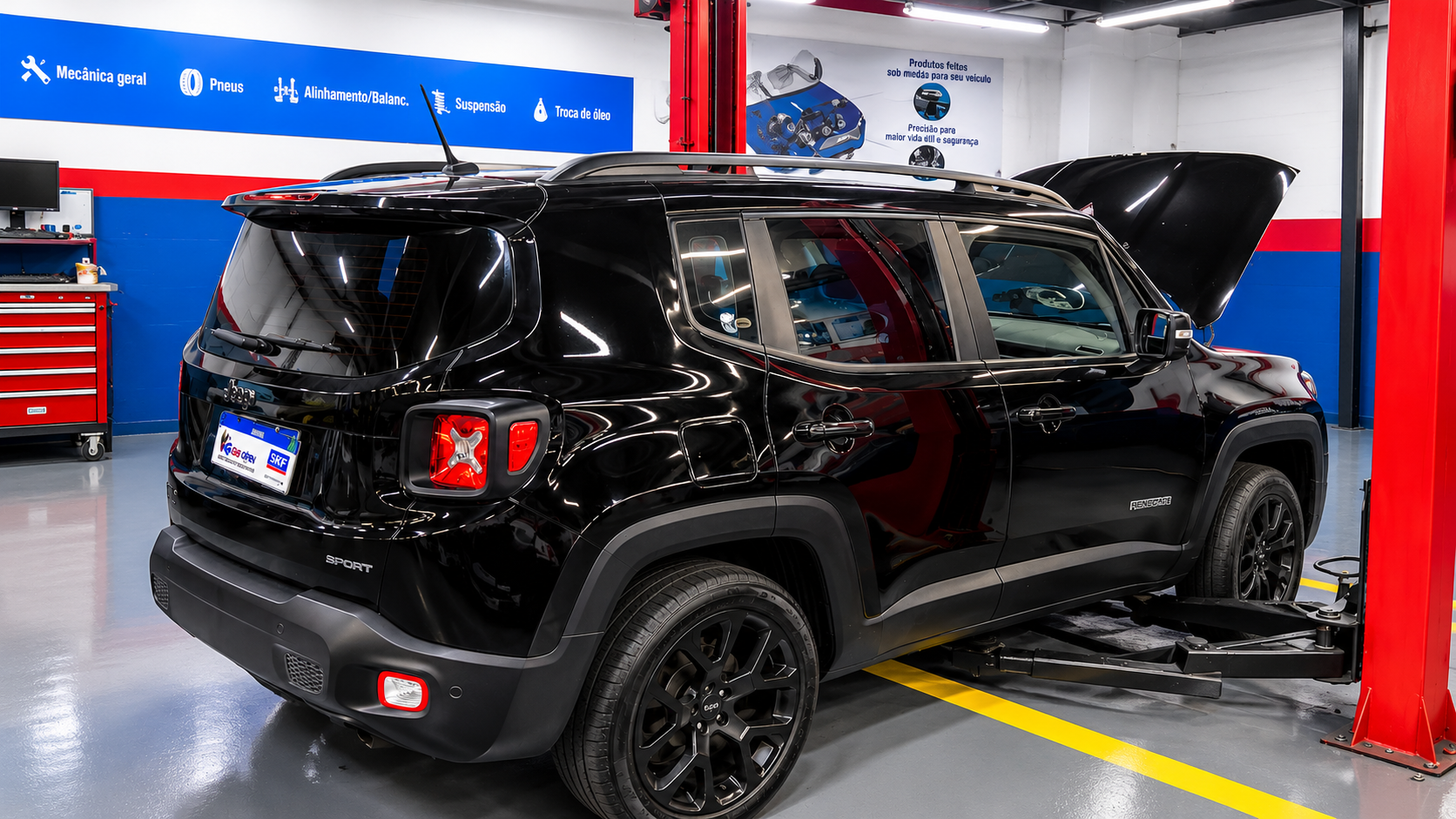 Jeep Renegade preto em avaliação do sistema de arrefecimento