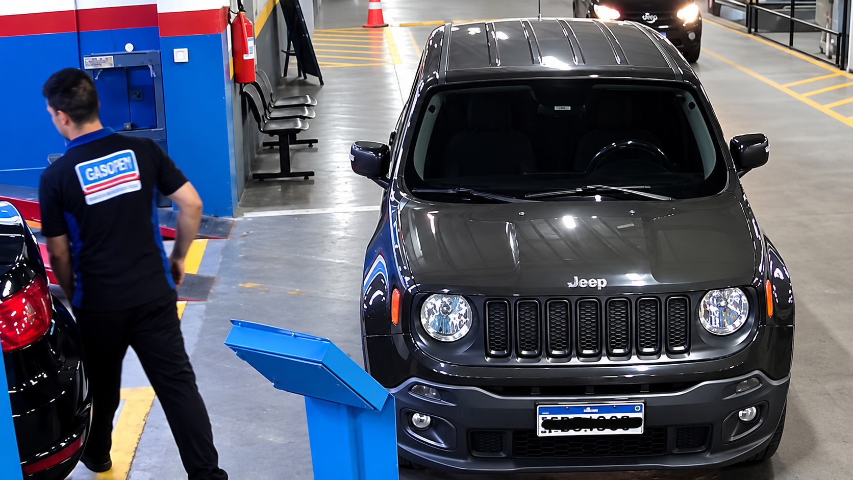 Jeep Renegade cinza recebido na oficina GAS OPEN